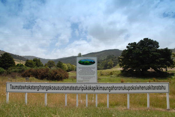 Taumatawhakatangi­hangakoauauotamatea­turipukakapikimaunga­horonukupokaiwhen­uakitanatahu (85 chữ cái) nằm ở Taumata, đảo Bắc, New Zealand. Trong tiếng Maori của người địa phương, tên vùng đất này có nghĩa là “Đỉnh núi nơi Tamatea, chàng trai có đầu gối lớn, người leo núi, người lang thang khắp nơi, thổi sáo tặng người chàng yêu”. Ảnh: Pinterest.